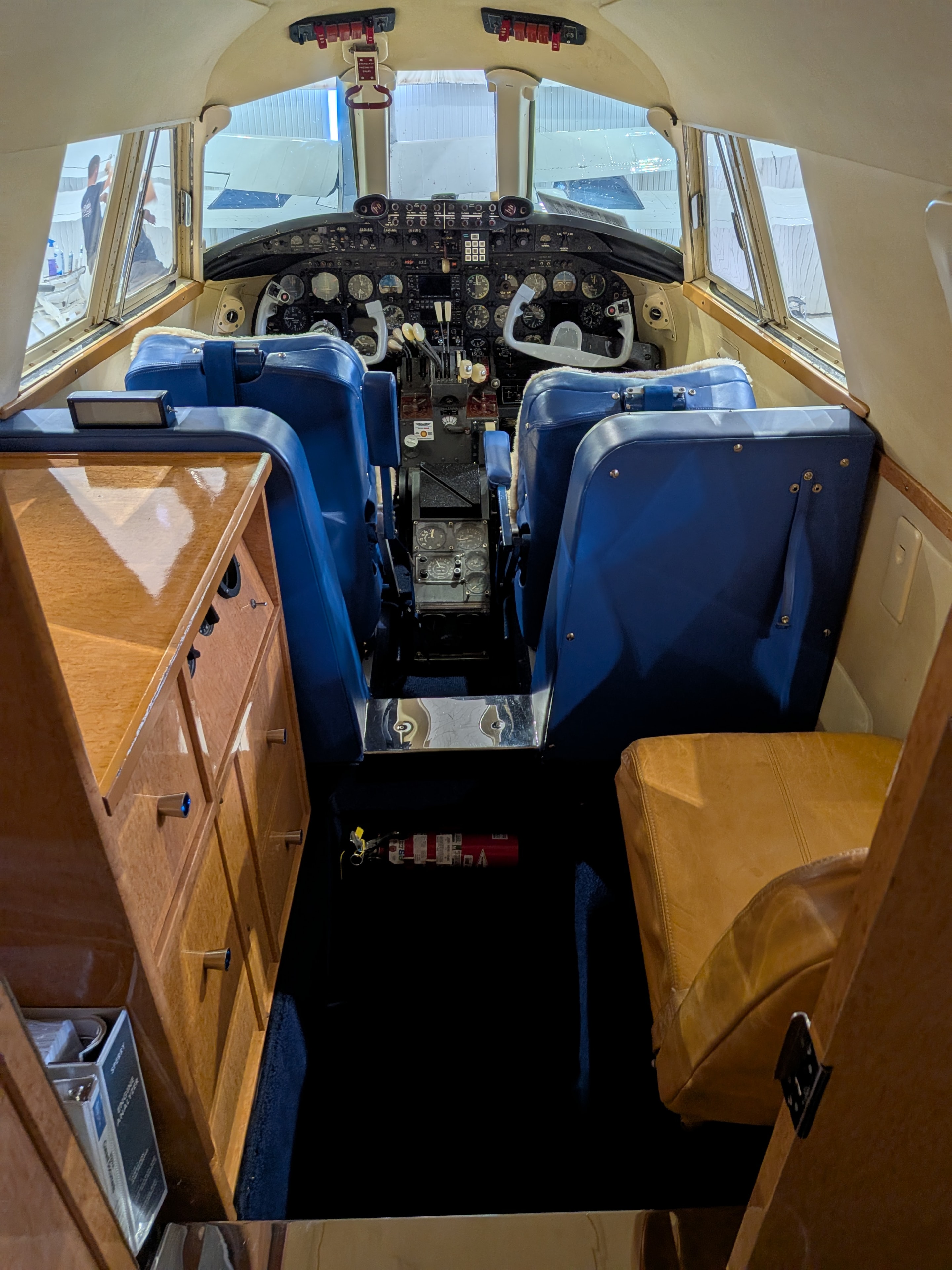 Howard 500 cockpit entry — flight deck from cabin aisle